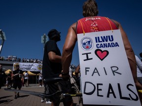 Des travailleurs portuaires en grève de l'International Longshore and Warehouse Union Canada se rassemblent au Jack Poole Plaza lors d'un rassemblement à Vancouver, le dimanche 9 juillet