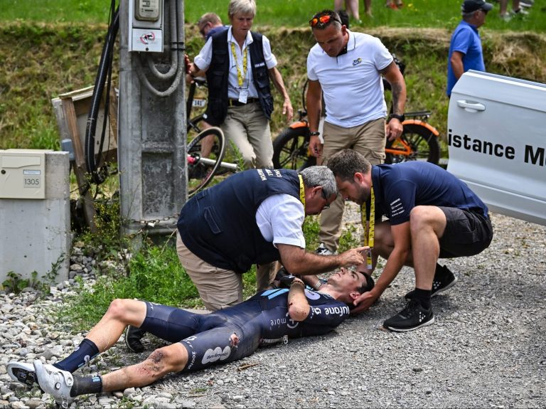 Un accident de masse sur le Tour de France arrête brièvement l’étape 14;  Pogacar et Vingaard s’en sortent indemnes