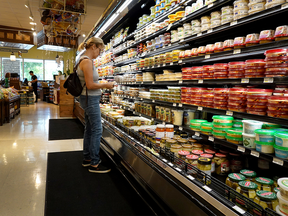 Un client dans une épicerie à Miami