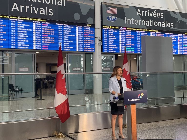 Un caméraman déchire discrètement l’aéroport Pearson lors d’une conférence de presse