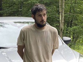 Cette image fournie par la police de l'État de Pennsylvanie montre Michael Burham, un suspect d'homicide qui a utilisé des draps pour s'échapper d'une prison du nord de la Pennsylvanie après avoir été capturé.