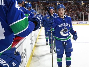 Brendan Leipsic des Canucks de Vancouver est félicité par ses coéquipiers après avoir marqué lors de leur match de la LNH contre les Islanders de New York au Rogers Arena le 5 mars 2018 à Vancouver.