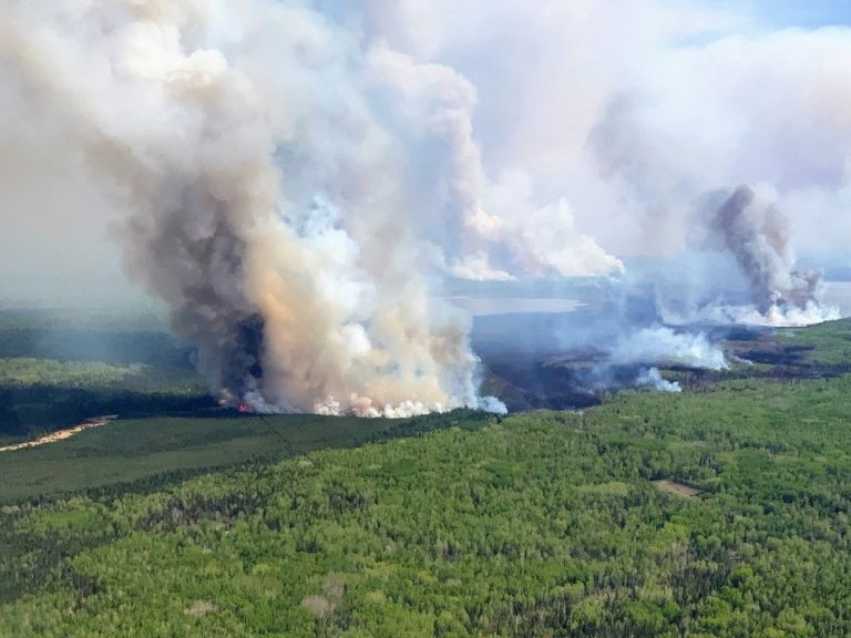 Un feu de forêt croissant place une communauté du nord de l’Alberta en alerte d’évacuation