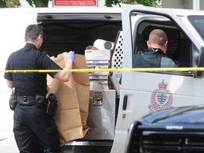 La police de Vancouver devant la salle de banquet Fraserview au 8240, rue Fraser à la suite d'une fusillade tôt le matin le 28 mai.