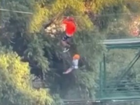 Une capture d'écran d'une vidéo soumise montrant le moment où un garçon de six ans tombe d'une tyrolienne dans un lac dans un parc d'attractions au Mexique.  Heureusement, le garçon n'a pas été blessé.