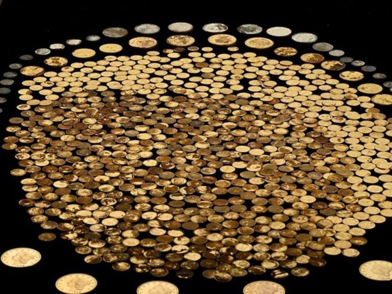 Un homme découvre plus de 700 pièces d’or dans son champ de maïs : « La chose la plus folle qui soit »