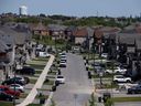 Un lotissement est vu sur le bord de la Ceinture verte de l'Ontario dans la région du Grand Toronto de Bradford West Gwillimbury, Ontario.  (Photo de Cole BURSTON / AFP) 