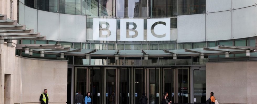 Un membre du personnel masculin de la BBC suspendu après avoir été accusé d'avoir payé un adolescent pour des photos explicites