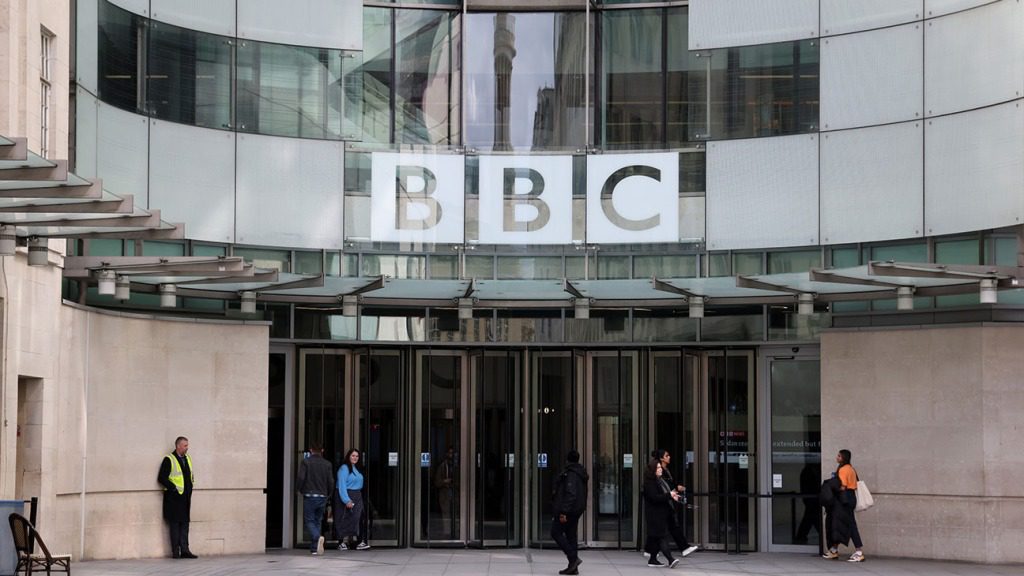 Un membre du personnel masculin de la BBC suspendu après avoir été accusé d'avoir payé un adolescent pour des photos explicites
