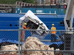 Les débris du submersible Titan, récupérés au fond de l'océan près de l'épave du Titanic, sont déchargés du navire Horizon Arctic au quai de la Garde côtière canadienne à St. John's le mercredi 28 juin 2023.