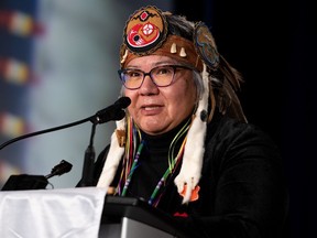 La Chef nationale de l'Assemblée des Premières Nations (APN), RoseAnne Archibald, prend la parole lors de l'Assemblée extraordinaire des Chefs (ACS) de l'APN à Ottawa, le mardi 6 décembre 2022.