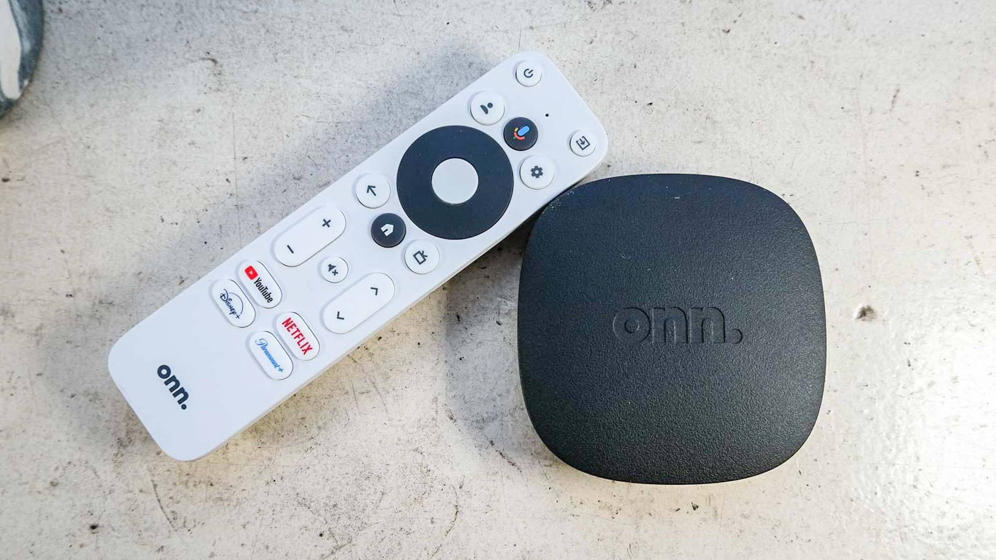 (R, L) La boîte de diffusion et la télécommande onn 4K Google TV