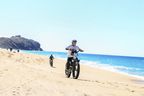 Une excursion en vélo électrique sur une plage de Los Cabos proposée par Cabo Adventures vous permet de découvrir l'environnement désertique et marin de la région de la péninsule de Baja au Mexique. 