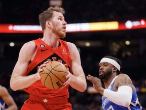 Jakob Poeltl des Raptors dribble contre Wesley Matthews des Bucks lors de la première mi-temps de la NBA à la Scotiabank Arena de Toronto, le 9 avril 2023.