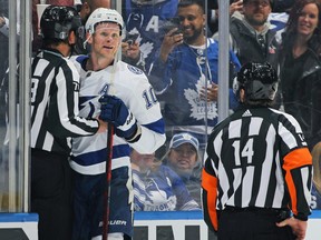 Corey Perry du Lightning de Tampa Bay est projeté contre les Maple Leafs de Toronto lors du deuxième match de leur série éliminatoire à la Scotiabank Arena le 20 avril 2023 à Toronto.  Les droits de Perry ont été cédés le jeudi 29 juin 2023 aux Blackhawks de Chicago.