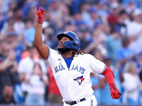 Vladimir Guerrero Jr. des Blue Jays de Toronto célèbre son circuit de deux points.