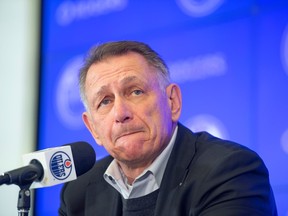 Le directeur général des Oilers d'Edmonton, Ken Holland, parle aux médias de l'accord qui envoie Jesse Puljujarvi en Caroline dans la salle Hall of Fame de Rogers Place le 28 février 2023.