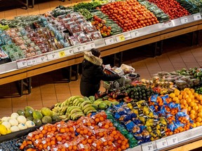 Il y a un certain soulagement pour certains Canadiens aux prises avec des factures d'épicerie élevées.