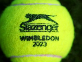 Une vue détaillée d'une balle de tennis Slazenger Wimbledon 2023