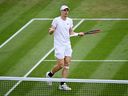 Denis Shapovalov du Canada réagit contre Roman Safiullin lors du match de quatrième tour du simple masculin lors de la septième journée des Championnats de Wimbledon 2023 au All England Lawn Tennis and Croquet Club le 9 juillet 2023 à Londres.