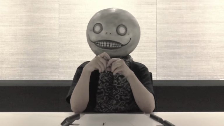 Yoko Taro a perdu son masque Nier emblématique et a en quelque sorte trouvé un remplaçant plus maudit