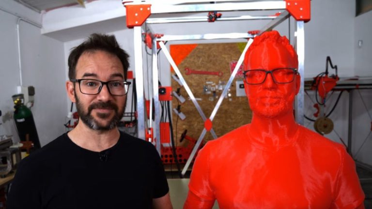 YouTuber assemble une énorme 3D puis crée un clone en plastique grandeur nature