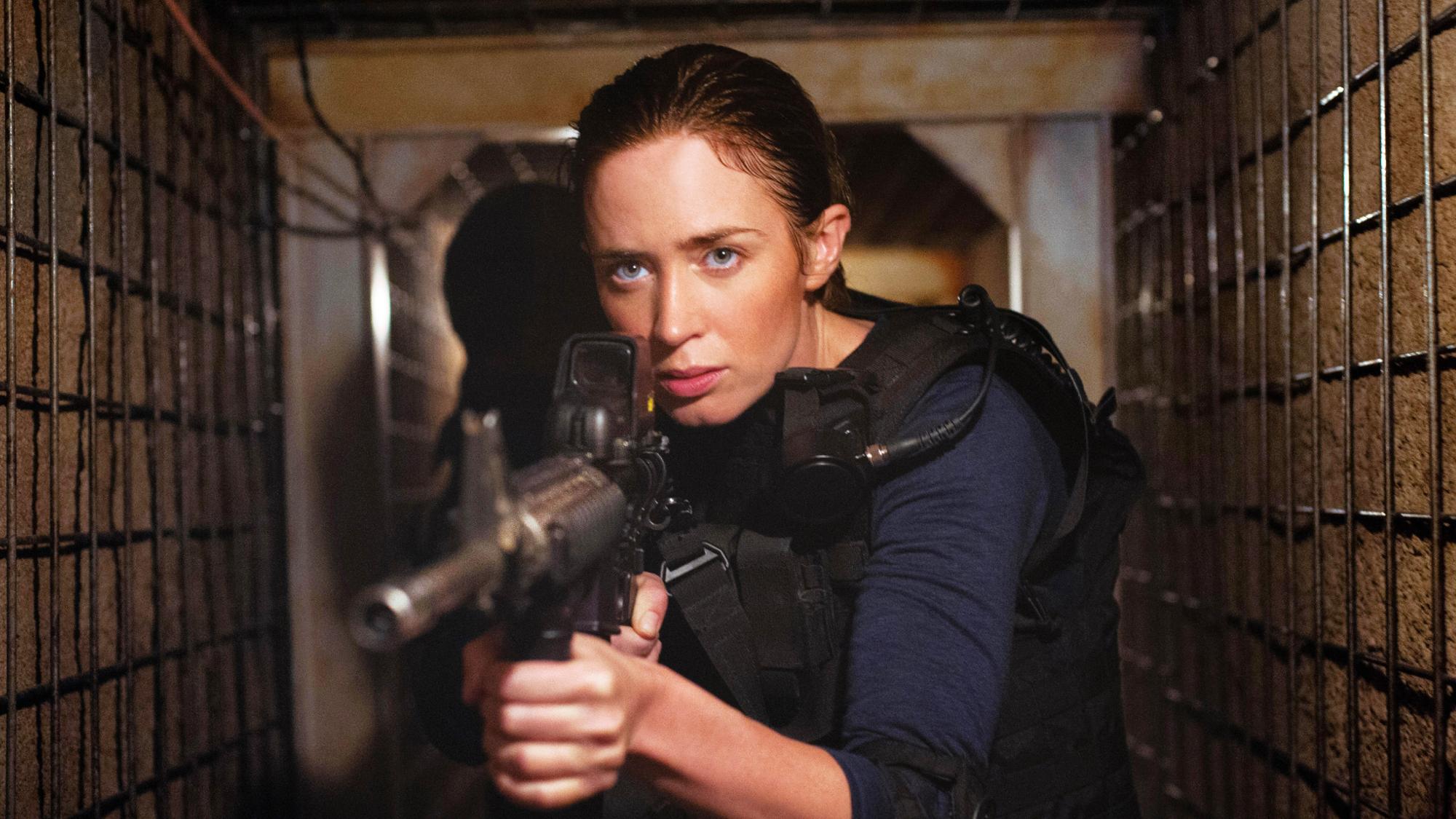 Emily Blunt tient une arme à feu dans Sicario