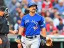 Davis Schneider # 36 des Blue Jays de Toronto revient à l'abri des joueurs après avoir retiré des prises en troisième manche contre les Guardians de Cleveland au Progressive Field le 07 août 2023 à Cleveland, Ohio.  