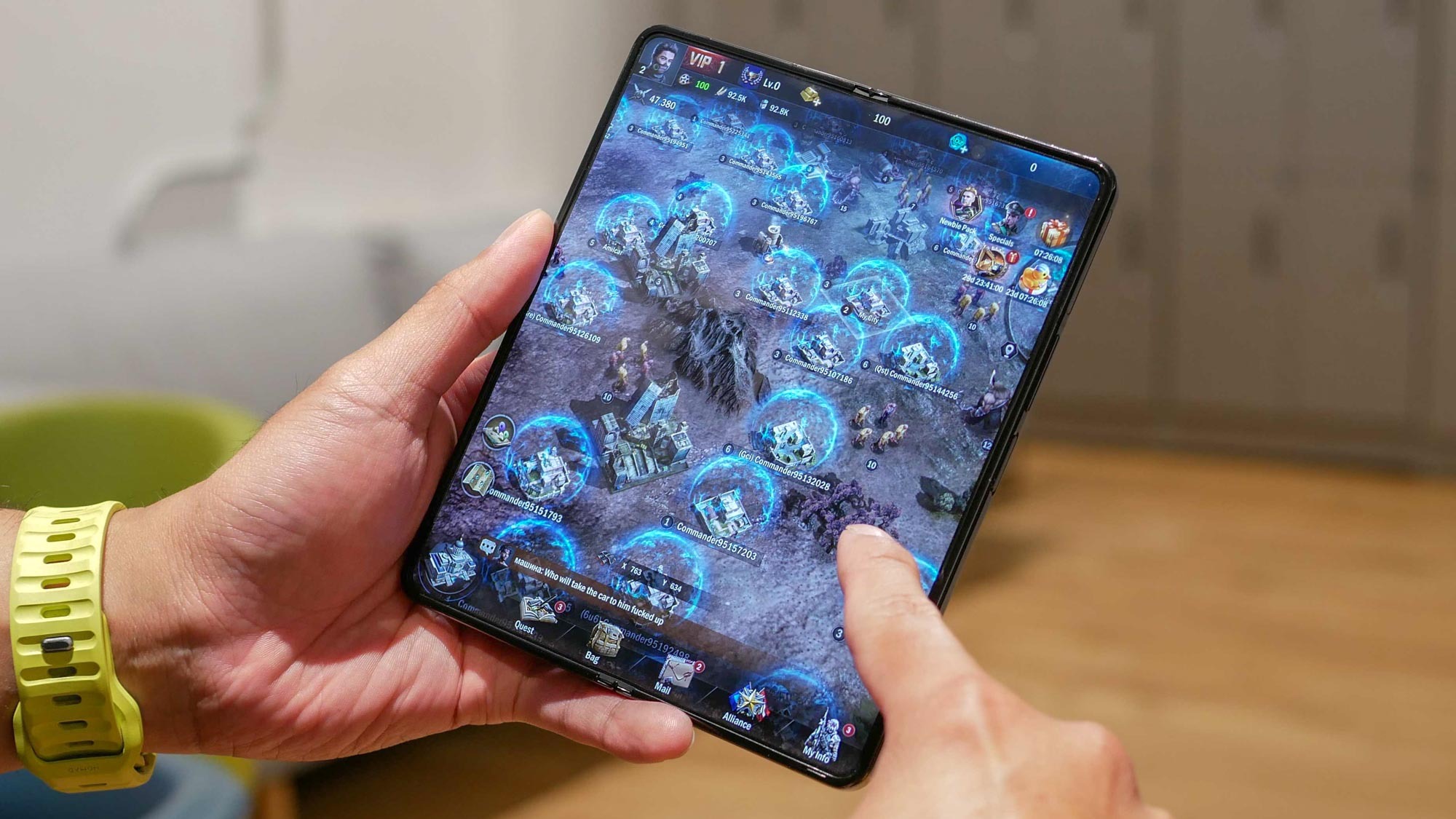 Samsung Galaxy Z Fold 5 exécutant des jeux mobiles.