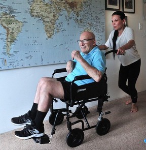 David Scott utilise un fauteuil roulant et, alors qu'il était avec sa femme, Kim s'est retrouvé face contre terre sur le siège arrière d'un taxi lorsqu'il a déclaré qu'il ne s'était vu offrir aucune aide de la part d'un chauffeur de taxi.  L'incident met en évidence le besoin de plus de taxis pour les personnes à mobilité réduite.