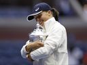 Iga Swiatek de Pologne célèbre avec le trophée du championnat après avoir battu Ons Jabeur de Tunisie lors de la finale du simple féminin de l'US Open 2022 au USTA Billie Jean King National Tennis Center le 10 septembre 2022 à New York.