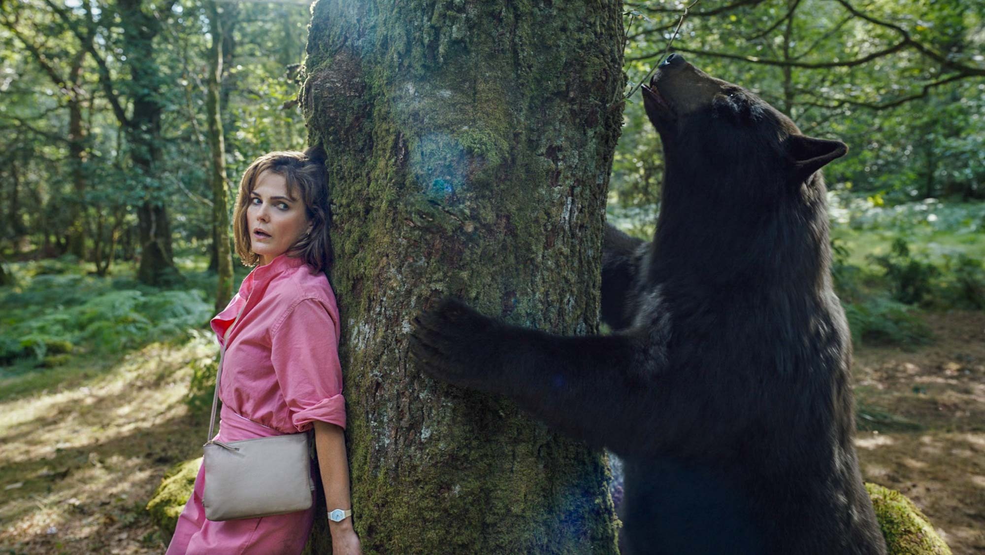 (De gauche à droite) Keri Russell dans le rôle de Sari, se cachant de l'ours dans Cocaine Bear