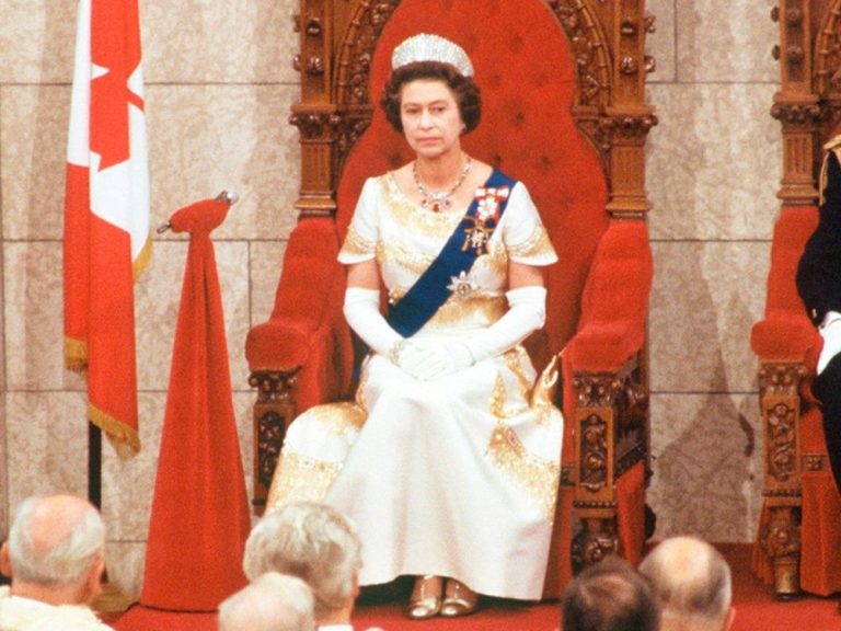 La statue de la reine Elizabeth II arrive à l’Assemblée législative de l’Ontario après que la province ait versé 1,5 million de dollars