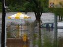 Un camion est vu abandonné dans les eaux de crue à la suite d'un événement de pluie majeur à Halifax le samedi 22 juillet 2023.