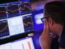 Traders travaillant sur le parquet de la Bourse de New York.