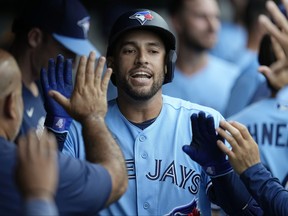 Le voltigeur des Blue Jays de Toronto, George Springer, célèbre dans l'abri.