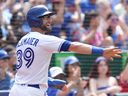 Kevin Kiermaier des Blue Jays de Toronto célèbre après avoir marqué sur un coup sûr de son coéquipier Vladimir Guerrero Jr. contre le lanceur de relève des Diamondbacks de l'Arizona Kevin Ginkel, non illustré, lors de la cinquième manche de baseball interligue MLB à Toronto, le dimanche 16 juillet 2023. 