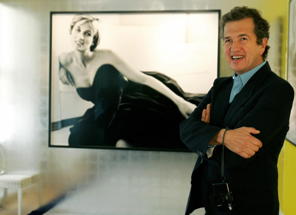 Londres, Royaume-Uni : le célèbre photographe de portrait Mario Testino pose devant l'une des photos qu'il a prises de feu la princesse Diana britannique lors d'une exposition au palais de Kensington à Londres, le 22 novembre 2005. Certains des portraits à exposer n'ont jamais été affichés en public auparavant.  Neuf des robes de Diana seront également exposées, dont quatre figurent dans ses portraits.  AFP PHOTO/CARL DE SOUZA (Le crédit photo doit se lire CARL DE SOUZA/AFP via Getty Images)