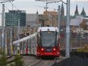 Une photo d'archive d'une voiture de TLR sur une section courbe de la Ligne de la Confédération à Ottawa.