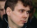 DOSSIER : Paul Bernardo quitte un tribunal de Kingston après son audience d'appel sur sa double condamnation pour meurtre sur cette photo d'archive du 26 novembre 1997. 