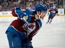 Colorado Avalanche Alex Newhook (18 ans) dans la deuxième période du match 7 d'une série éliminatoire de premier tour de la LNH le dimanche 30 avril 2023 à Denver.