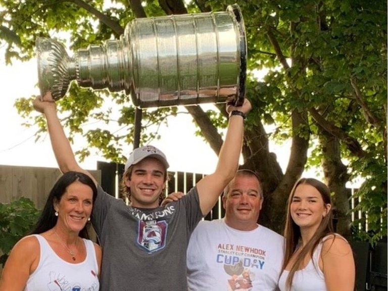 Cowan : Alex Newhook des Canadiens a quitté Terre-Neuve à 14 ans pour poursuivre son rêve dans la LNH