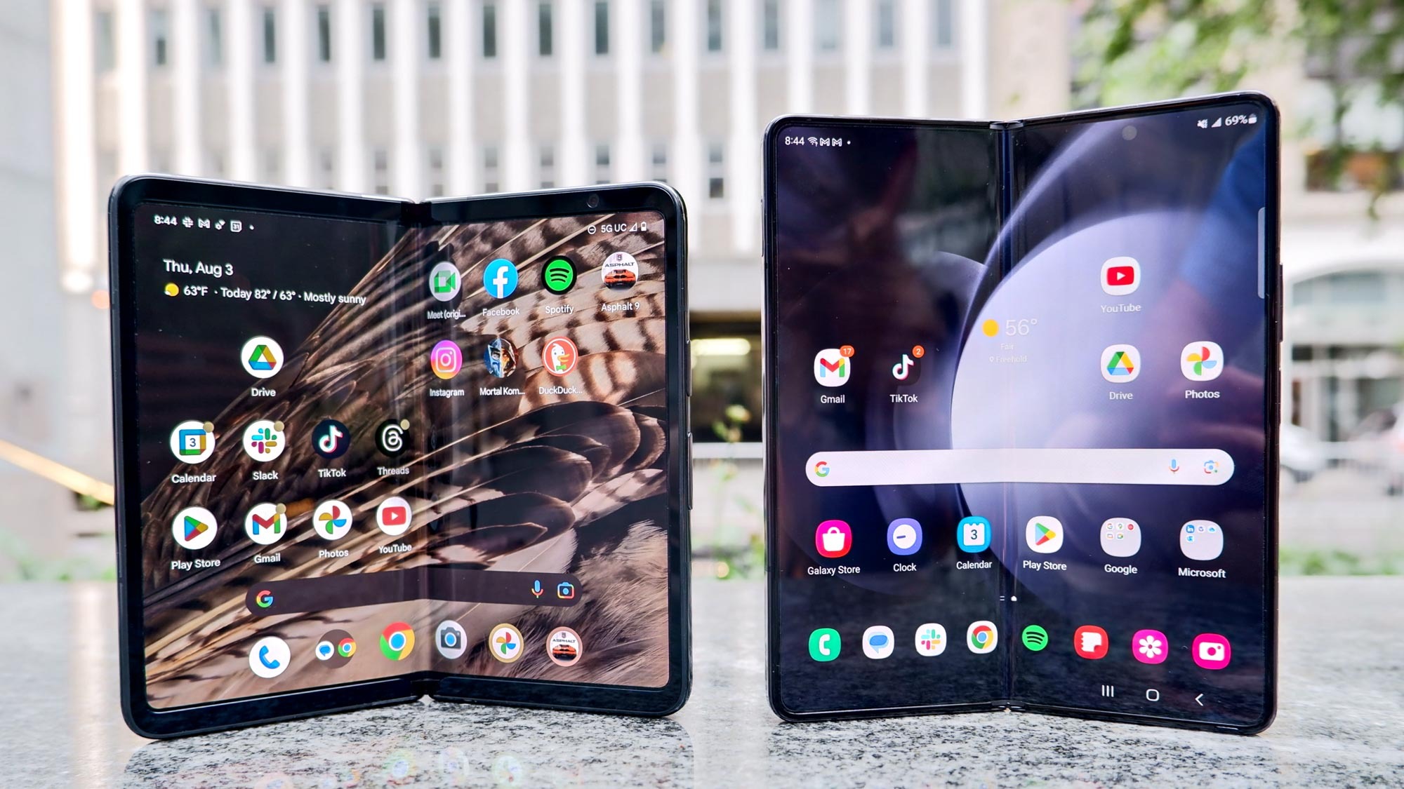 Google Pixel Fold et Galaxy Z Fold 5 sur un banc en marbre