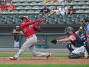 Le receveur des Goldeyes de Winnipeg Hidekel Gonzalez se balance pour les clôtures contre les Monarchs de Kansas City le dimanche 6 août 2023 à Kansas City, Kan. Les Monarchs ont gagné 4-2. 