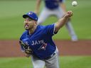 Yusei Kikuchi des Blue Jays lance à un frappeur des Cleveland Guardians lors de la première manche le mardi 8 août 2023 à Cleveland.