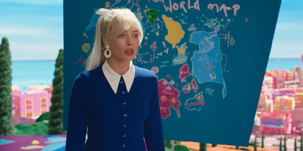 bande-annonce de barbie montrant margot robbie en tant que barbie devant un dessin d'une carte