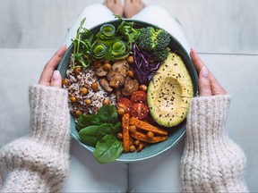 Bol bouddha à base de plantes saines avec des légumes frais.