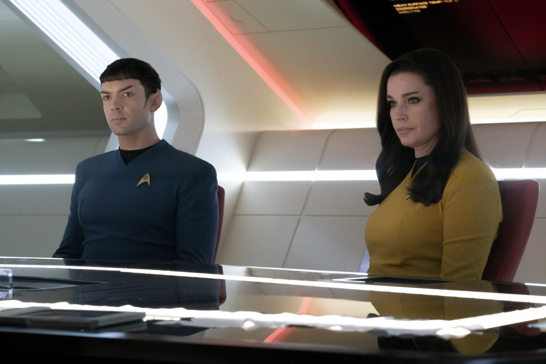 LR Ethan Peck comme Spock et Rebecca Romijn comme Una dans Star Trek : Strange New Worlds en streaming sur Paramount+, 2023. Crédit photo : Michael Gibson/Paramount+