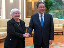 Le Premier ministre chinois Li Qiang serre la main de la secrétaire américaine au Trésor Janet Yellen lors d'une réunion au Grand Palais du Peuple à Pékin le 7 juillet 2023.