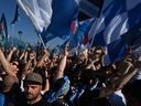 Les fans du SSC Napoli se rassemblent le 5 mai 2023 devant le centre d'entraînement du club à Castel Volturno, au nord de Naples, dans l'espoir d'accueillir les joueurs de Naples dont l'avion a atterri à l'aéroport militaire voisin de Caserta - Grazzanise.